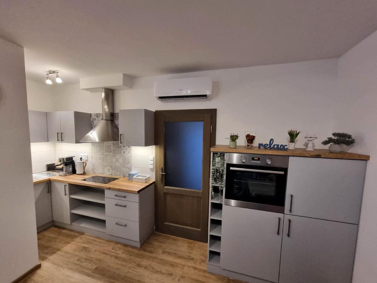 Podkrovni Studio Na Velkem Namesti S Wi-Fi Zdarma Hradec Kralove Exterior foto